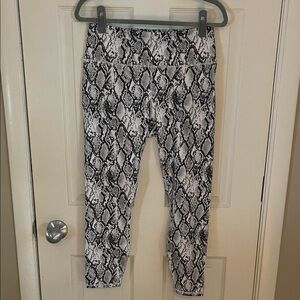 Women's Fabletics PowerHold Black and White Snake Print 7/8 Leggings NWOT